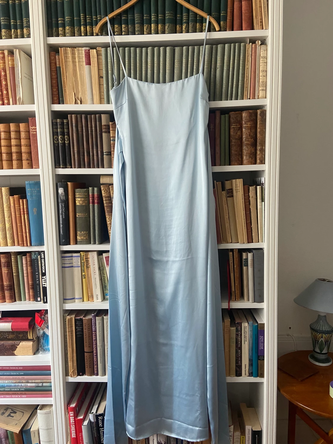 Maxiklänning i satin med låg rygg