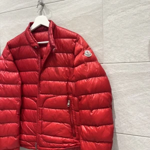 Moncler Acorus  - Storlek: 2 (passar S-M) Skick: 9/10 inga defekter  kvitto finns kvar 2500 kr 