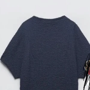 Två tröjor zara - Säljer denna populära  zaratröja i både blå och vit. Använda några gånger men mycket bra skick. Pris kan diskuteras, just nu 200 kr st. Skriv för egna bilder💗