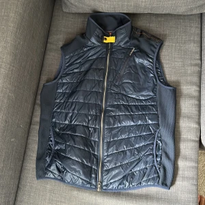 Parajumpers zavier väst - Säljer min parajumpers väst för att den är för liten för mig skick 9/10 bara använd några gånger. Storlek XL men sitter som L, säljer för 1500kr nypris 3000kr. Äkta köpt från hemsidan miinto. Skriv om intresserad 
