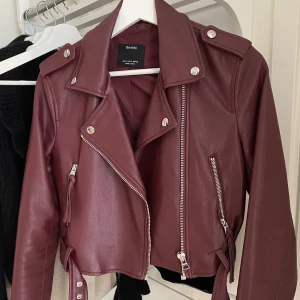 Skinnjacka mörkröd - Skinnjacka mörkröd storlek S från Bershka. Använd så sällan, den är i nyskick. Priset kan diskuteras.