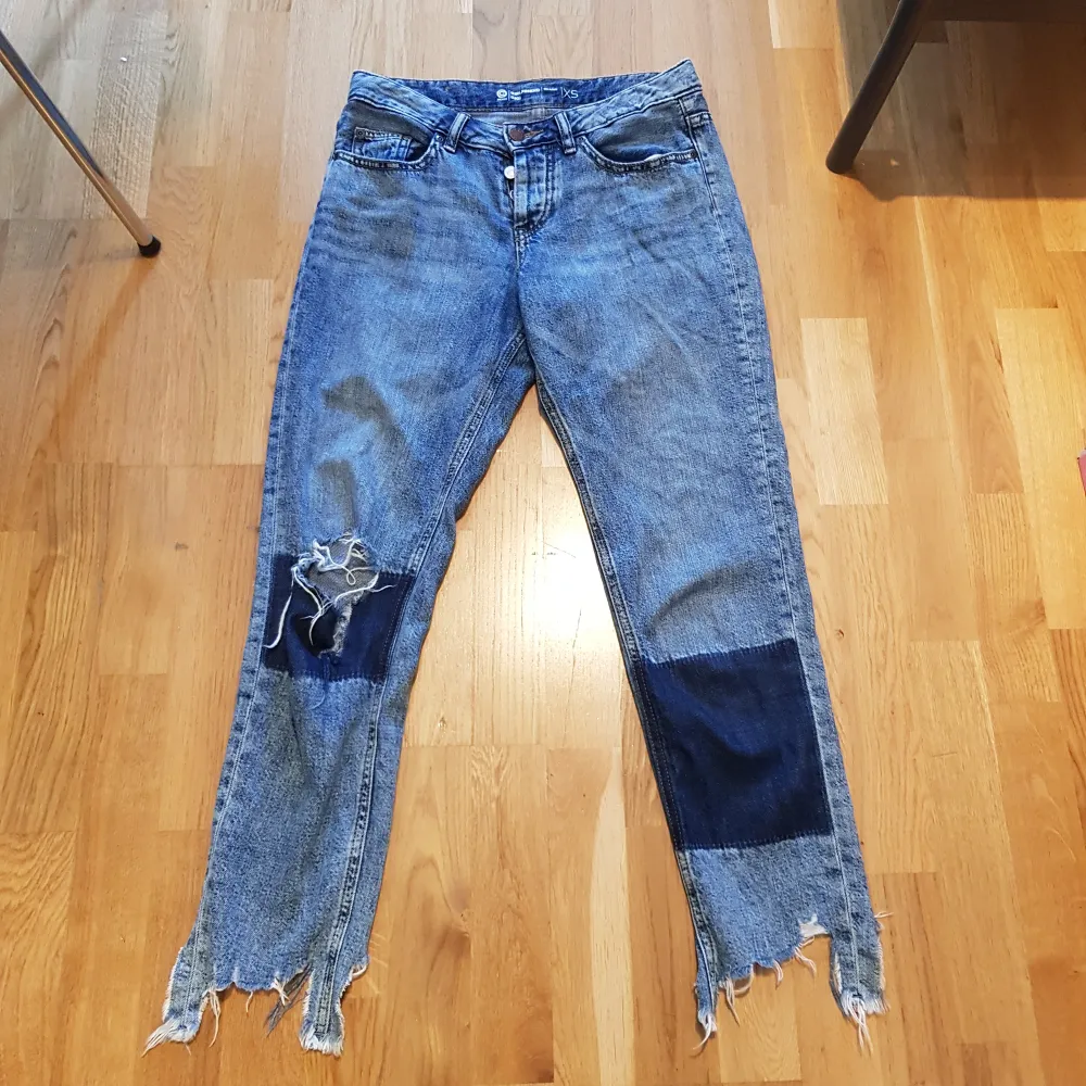 Slitna jeans från Cubus denim i en relaxed fit. Modell: girlfriend Gigi. Storlek XS. Är i bra skick. Mått: Innerbenslängd ca 63 cm, ytterbenslängd ca 88 cm. Jeans & Byxor.