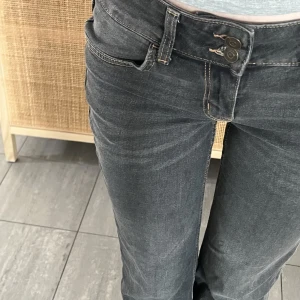 Hm jeans - Ett par as snygga vintage jeans ifrån h&m! Dom är knappt använda och är som nya, och tillverkas inte längre på h&m🫶🏻