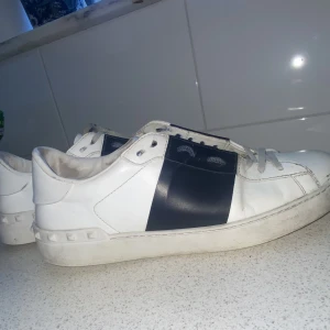 Valentino skor  - Säljer nu mina Valentino skor. Finns tecken på användning men fortfarande bra skick. Nypris: Cirka 7000 på Valentinos hemsida.   Condition: 7/10