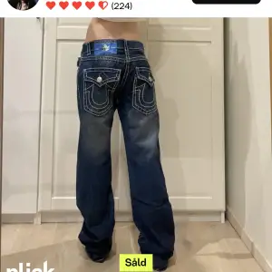 söker true religion jeans i storlek 29-32 som e typ me fickorna längre ner