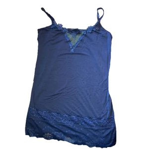 Blått linne - Blått linne med spets i storlek s🫶