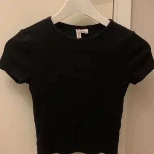 En svart ribbad T-shirt
