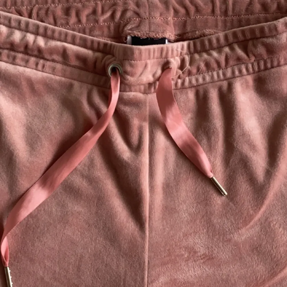 Säljer dessa byxor från Gina Tricot då de inte är min stil. Den ända defekt som finns är den ena metallringen runt hålet till snörena är borta. Strlk M, 100kr 😽. Jeans & Byxor.
