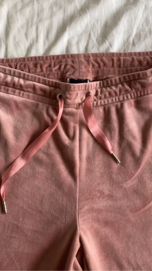 Säljer Gina Tricot byxor - Säljer dessa byxor från Gina Tricot då de inte är min stil. Den ända defekt som finns är den ena metallringen runt hålet till snörena är borta. Strlk M, 100kr 😽