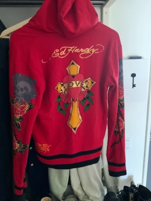 Hoodie ed Hardy  - Xl men sitter som m skulle jag säga 