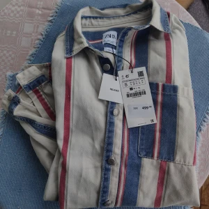Zara jeans overshirt - Riktigt fin typ overshirt/jeansskjorta från Zara. Aldrig använd. Lapparna kvar. Nypris 499kr.  Strlk small relaxed passar Small/medium.  