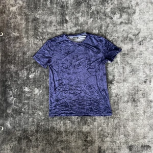 Blå Sammet Zara tröja - Jag har köpt denna second hand så jag gissar att materialet är plysch. Materialet är dock väldigt sammet liknande. På sista bilden reflekterades ljuset väldigt annorlunda vilket tog bort den vibranta blåa färgen. 