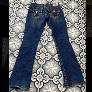 Säljer dessa supersnygga lågmidjade true religion jeans med coola bakfickor. Jeansen är köpta secondhand i Köpenhamn💓 Säljer för 799kr eller vid bästa bud. 