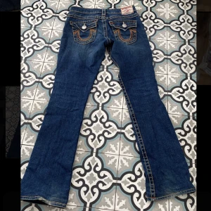 True religion jeans - Säljer dessa supersnygga lågmidjade true religion jeans med coola bakfickor. Jeansen är köpta secondhand i Köpenhamn💓 Säljer för 799kr eller vid bästa bud. 