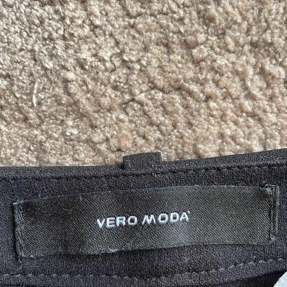 Hej, säljer dessa kostymbyxor från Vero Moda i storlek xs eftersom det är lite för korta för mig (är 164)❤️Har lite defekter, är lite noppiga. Fråga på om du undrar något😊köparen står för frakt 🚚 . Jeans & Byxor.