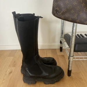 Ganni chelsea boots knee high strl 40 - Snygga Ganni boots i storlek 40. Köpta för 3587kr vintern 2021. De är i bra skick, men användna. 