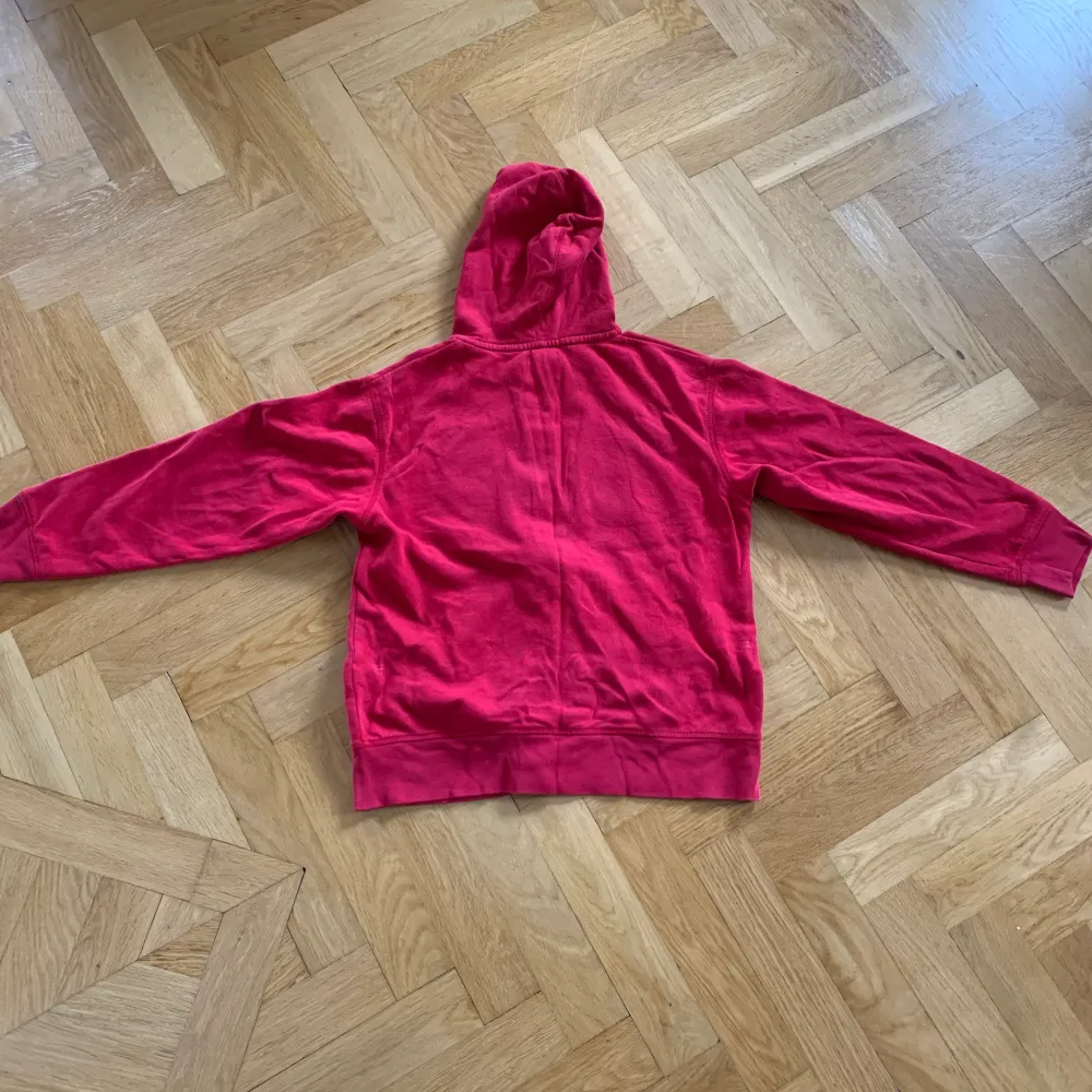 Hej säljer nu min snygga GAP zipper/hoodie som är välanvänd och skön. Den är ganska nopprig men finns mycket liv kvar i den. Det är ett yttepyttelitet hål precis i nacken men ingenting som syns eller märks, kontakta mig för fler bilder eller frågor.. Hoodies.