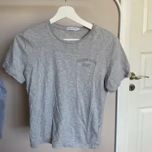 En grå Calvin Klein t-shirt i storlek 152 men sitter som en XS på mig. Ganska använd men ändå i väldigt fint skick.💕