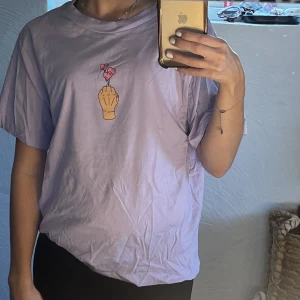 T-shirt  - Jättecool t-shirt ifrån monki💜💜 Aldrig använd!! 