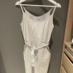 Filippa K klänning  - Superfin klänning från Filippa K med fickor och knytning i midjan. Dragkedja på sidan. Går strax ner till knäna på mig. Den är liten i storleken. Har tyvärr inga bilder på