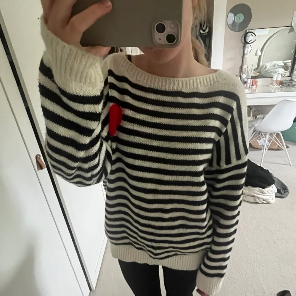Säljer denna stickade tröjan som är köpt i Köpenhamn i somras märket är Ester Brown paris, har en fin typ av urringning och ett rött hjärta på höger sida🫶🏻☺️. Stickat.