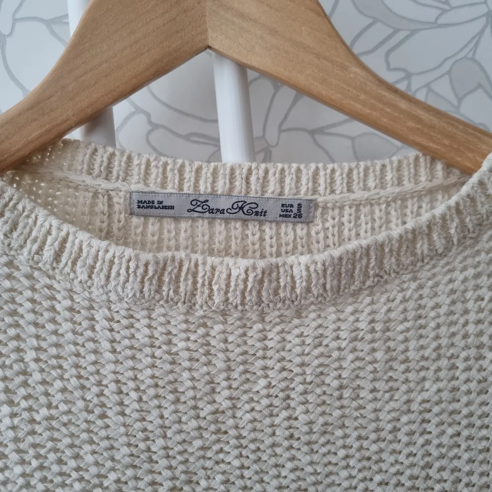 The sweater from Zara, it was used a few times. It's an asymmetric model in off-white/light beige colour.. Toppar.