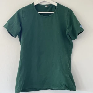 Grön t-shirt  - grön t-shirt, har ingen aning om märket