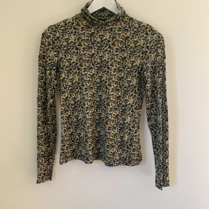 blommig polo - grön/gul/vit blommig topp. polo. slim modell