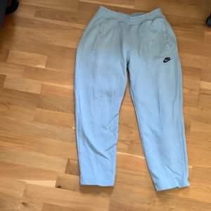 Jag säljer dessa baby blue Nike byxor som har tyvärr blivit för små för mig, storlek M, skick 8/10