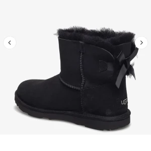 Svarta Uggs med rosett - De är använda. Nypris: 2495kr säljer för 1799kr. Priset kan diskuteras vid snabb affär!