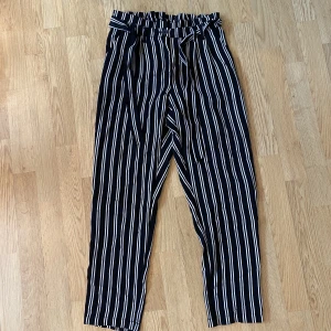 Byxor - Snygga byxor med knytning i midjan. Tyvärr en liten fläck på ena benet, men den är lite svår att se, kolla bild 3.