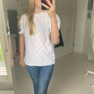 Vit plus från vila - Jättefin vit blus från vila. Tvättad några gånger, men jättebra skick. Köpte tröjan för cirka 340kr. Säljer för 150kr plus frakt. Pris kan diskuteras.