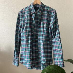 En grym Ralph Lauren skjorta i unika färger! Perfekt val för sommarkvällar!😊