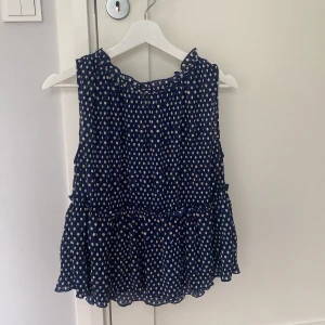 Topp - Så himla söt prickig topp från zara💗💗💗💗 I toppen står det att det är storlek L men skulle verkligen säga att den är mer en S/M