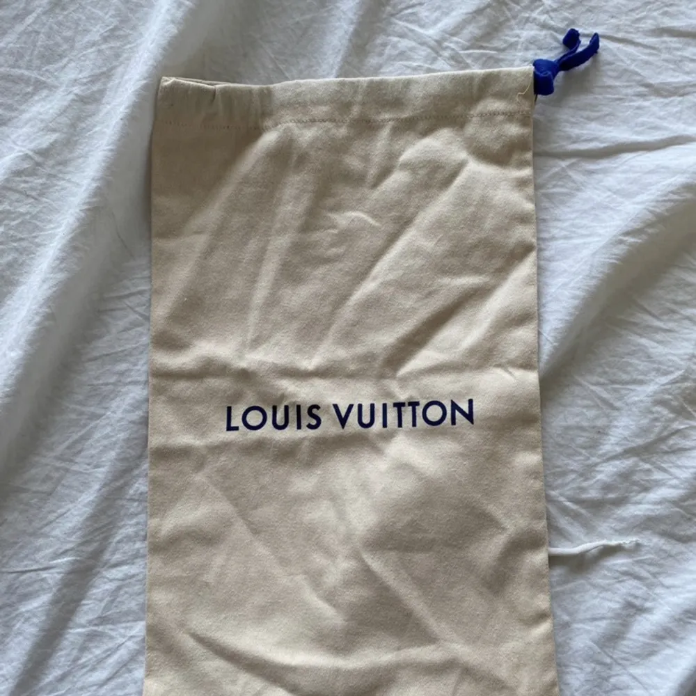 Loui Vuitton messenger bag nytt skick du får även med en loui vuitton dustbag påse alltså. Väskor.