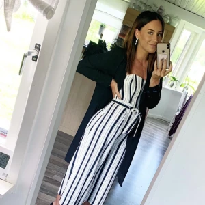 Byxdressen  - Super fin byxdress i väldigt fint skick. Tight upptill och i midja och vid i benen. 