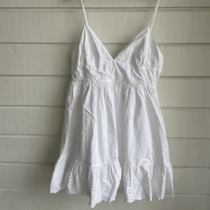 Zara klänning  - Säljer nu denna så söta oanvända sommarklänningen från Zara 💕