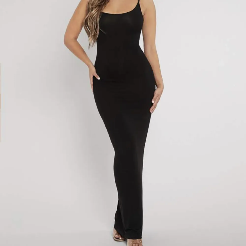 En jättefin lång svart klänning som ska likna skims 🫶är inte i ribbat matrial utan mer ”glansigt”, köpt från shein för ish 149 kr men aldrig använd! 💋LÅNAD BILD!!. Klänningar.