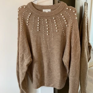 Stickad tröja  - Säljer denna stickade tröjan från hm. Aldrig använd och i väldigt bra skick! Alla pärlor sitter kvar. Fin att ha till hösten! Skriv vid intresse!💕