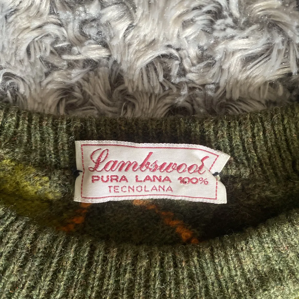 Stickad stor mysig tröja köpt på Humana i Sthlm inköpt för 400:-, mitt pris: 350:- inkl frakt. Stickat.
