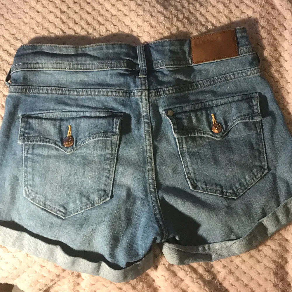 Denim shorts från H&M i strl 36, säljer då de inte passar mig. Jätte fina annars och i ganska bra skick. Snygga till sommarväder.☀️. Shorts.