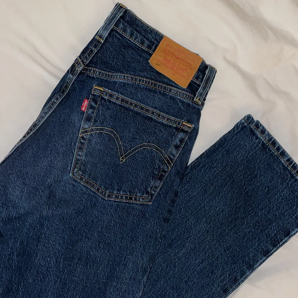 Säljer nu mina älskade Levis jeans som knappt är använda då jag vuxit ur de😭 501 modell, skriv för fler bilder!!💕 . Jeans & Byxor.
