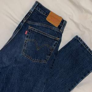 Säljer nu mina älskade Levis jeans som knappt är använda då jag vuxit ur de😭 501 modell, skriv för fler bilder!!💕 
