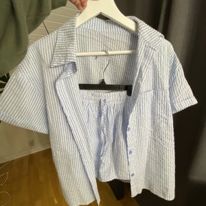 Randigt sett - Så fint randigt sett med skjorta och shorts, ska även finnas en matchande bh topp som man får med om jag hittar den🩷 settet är köpt i Indien 💕