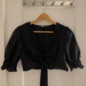 Knyttopp  - Väldigt fin top från bikbok med knytdetalj. Väldigt fint skick och ändats använd två gånger.