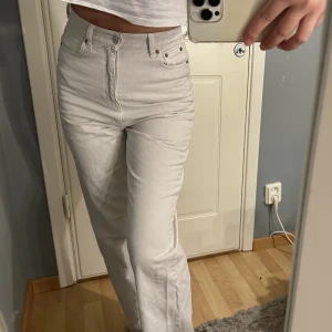 Högmidjade jeans - Jeans som jag växt ur, super snygga högmidjade med raka ben!