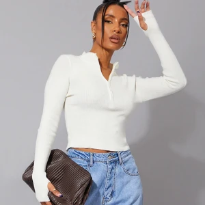 PLT TOPP - Plt topp som är oanvänd med tummhål❤️ribbat material lite tjockar samt en zip up.