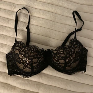 Helt oanvänd bh - Felköp från hunkemöller men jag va för snabb med o klippa av lapparna så kan inte lämna tillbaka den nu 🤦‍♀️ Helt oanvänd, enbart provad Nypris: 349kr + frakt