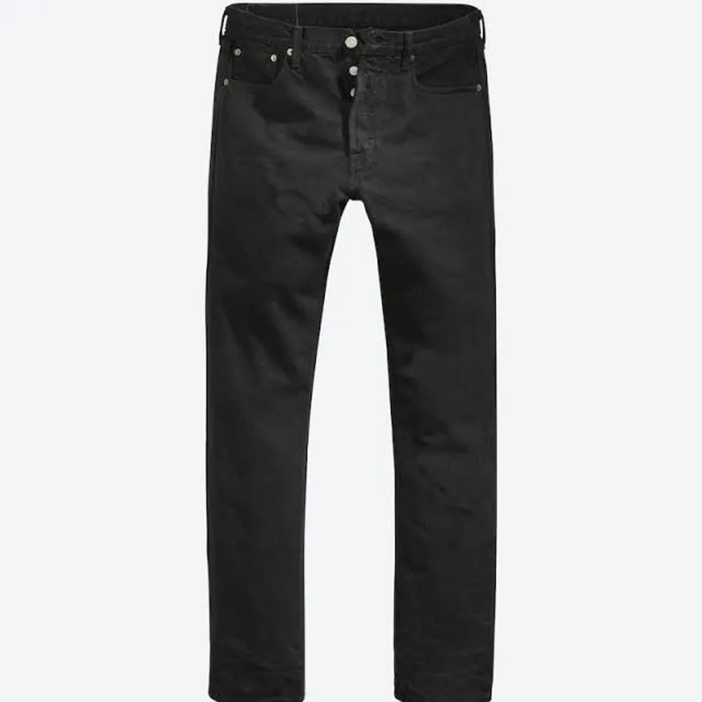 Hel-svarta Levis 501, helt oanvända därmed ett skick på 10/10 förstås. . Jeans & Byxor.