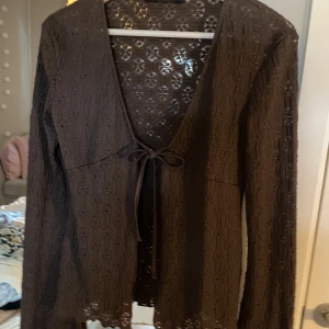 Brun tunn kofta - Knytes med band